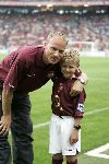 Amsterdam 29 juli 2005
Ajax tournooi in de Arenea. Ajax-Arsenal.
 Dennis Bergkamp met Mitchell  Bergkamp.