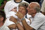 Amsterdam 29 juli 2005
Ajax tournooi in de Arenea. Ajax-Arsenal.
Vader en Moeder Dennis Bergkamp met Yasmin   Mitchell Estelle Saffon en Henriette Bergkamp.
