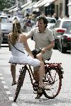 Amsterdam 16 juli 2005
Dirk Zeelenberg met vriendin op fiets op de pc hooftstraat