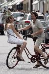 Amsterdam 16 juli 2005
Dirk Zeelenberg met vriendin op fiets op de pc hooftstraat