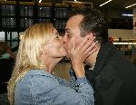 Schiphol 24 juli 2005
Frans Bauer vertrekt naar Zuid Afrika. Mariska brengt hem weg.