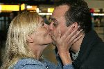 Schiphol 24 juli 2005
Frans Bauer vertrekt naar Zuid Afrika. Mariska brengt hem weg.