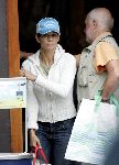 Amsterdam 23 juli 2005
Frederique Huydts met petje boodschappen doen