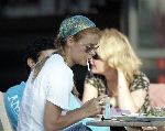 Amsterdam 12 juli 2005
Froukje de Both met nieuwe vriend op terras bij Panama. met sigaret rokend