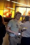 Amsterdam 30 juli 2005
Hans Klok haalt frietje/patatje bij de febo