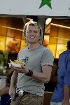 Amsterdam 30 juli 2005
Hans Klok haalt frietje/patatje bij de febo