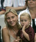 Amsterdam 29 juli 2005
Ajax tournooi in de Arenea. Ajax-Arsenal.
Vader en Moeder Dennis Bergkamp met Yasmin   Mitchell Estelle Saffon en Henriette Bergkamp. Mario v d Ende