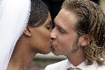 Hierden 15 juli 2005
Jasmine Sendar trouwen met Rutger Fahrner.
kussend