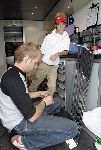 Halfweg, 26 Juli 2005 Golfclub Houtrak
Demonstratie en clubfitting van TaylorMade
Op de foto Junior Smulders spelend voor golfclub Best Hcp 2.1
met de clubfitter van TaylorMade die zijn nieuwe clubs aan het maken is