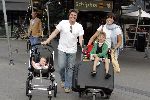 Schiphol 29 juli 2005
Martijn Krabbe en Amanda met kinderen komen terug van vakantie