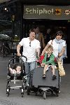 Schiphol 29 juli 2005
Martijn Krabbe en Amanda met kinderen komen terug van vakantie