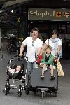 Schiphol 29 juli 2005
Martijn Krabbe en Amanda met kinderen komen terug van vakantie