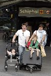 Schiphol 29 juli 2005
Martijn Krabbe en Amanda met kinderen komen terug van vakantie