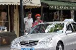 Amsterdam 18 juli 2005
Petra Heyboer winkelend op cornelis schuytstraat met taxi