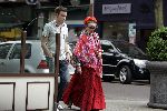 Amsterdam 18 juli 2005
Petra Heyboer winkelend op cornelis schuytstraat met taxi