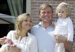 Wassenaar 17 juli 2005
Fotomoment met Maxima Amalia Prins Willem Alexander en Alexia bij hun woning 