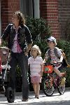 Amsterdam 13 juli 2005
Prinses Marilene met Anna v Vollenhoven Lucas v Vollenhoven en kinderwagen met Felicia