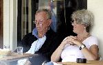 Amsterdam  28 juli 2005
Rijk de Gooijer op terras met zijn vriendin Nel.