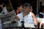 Amsterdam 13 juli 2005
Rob Oudkerk op terras met krant de telegraaf