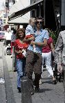 Amsterdam 30 juli 2005
Ruud de Wild winkelen met zijn dochter Toy Travis en vriendin Aafke.