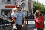 Amsterdam 30 juli 2005
Ruud de Wild winkelen met zijn dochter Toy Travis en vriendin Aafke.