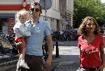 Amsterdam 30 juli 2005
Ruud de Wild winkelen met zijn dochter Toy Travis en vriendin Aafke.