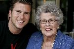 Amsterdam 16 juli 2005
Winston Gerschtanowitz met zijn oma op terras