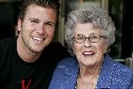 Amsterdam 16 juli 2005
Winston Gerschtanowitz met zijn oma op terras