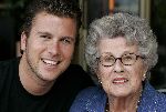 Amsterdam 16 juli 2005
Winston Gerschtanowitz met zijn oma op terras