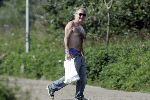 Bergen 14 juli 2005
Youp van t Hek bij zijn vakantiehuis