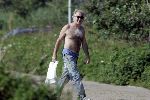 Bergen 14 juli 2005
Youp van t Hek bij zijn vakantiehuis