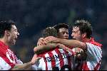 Eindhoven, 23 november 2000
UEFA Cup wedstrijd PSV-PAOK Thessaloniki, eindstand
KEZMAN WORDT GEHULDIGD VOOR ZIJN EERSTE DOELPUNT 0-2