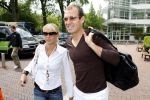 Amsterdam 6 juni 2006
Vertrek Nederlands elftal vanaf het hilton in Amsterdam naar WK.
Arjen robben met vriendin Bernadien