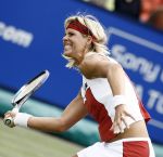 Rosmalen, 22 Juni 2006 Tennis Ordina Open 2006 Brenda Schultz verliest in de kwartfinale met 6-3 en 6-4 van Dinara Safina
© Foto Edwin van Zandvoort