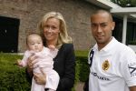 Amsterdam 6 juni 2006
Vertrek Nederlands elftal vanaf het hilton in Amsterdam naar WK.
Denny Landzaat met zijn vrouw Annemarie en dochtertje Ailani