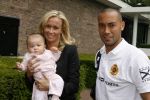 Amsterdam 6 juni 2006
Vertrek Nederlands elftal vanaf het hilton in Amsterdam naar WK.
Denny Landzaat met zijn vrouw Annemarie en dochtertje Ailani