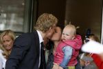 Amsterdam 6 juni 2006
Vertrek Nederlands elftal vanaf het hilton in Amsterdam naar WK.
Dirk Kuyt met zijn vrouw Gertrude en dochter Noelle