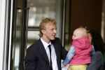 Amsterdam 6 juni 2006
Vertrek Nederlands elftal vanaf het hilton in Amsterdam naar WK.
Dirk Kuyt met zijn vrouw Gertrude en dochter Noelle