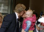 Amsterdam 6 juni 2006
Vertrek Nederlands elftal vanaf het hilton in Amsterdam naar WK.
Dirk Kuyt met zijn vrouw Gertrude en dochter Noelle