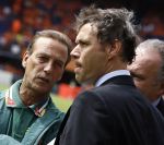 Rotterdam, 5 Juni 2006 Laatste oefeninterland nederlands elftal op weg naar het WK 2006 in Duitsland.
Nederland-Australie, eindstand 1-1
Marco v Basten in gesprek met Johan Neeskens
© Edwin van Zandvoort