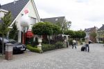Uitgeest6 juni 2006
Rafael v d Vaart vertrekt vanaf zijn huis richting WK voetbal. In de tuin van zijn huis staat een grote ooievaar