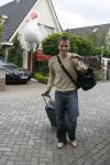 Uitgeest6 juni 2006
Rafael v d Vaart vertrekt vanaf zijn huis richting WK voetbal. In de tuin van zijn huis staat een grote ooievaar