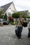Uitgeest6 juni 2006
Rafael v d Vaart vertrekt vanaf zijn huis richting WK voetbal. In de tuin van zijn huis staat een grote ooievaar