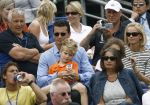 Rosmalen, 24 Juni 2006
Finale Ordina Open 2006
De familie Krajicek, Links Petr Krajicek, rechts Richard Krajicek met zoontje en rechts Daphne Deckers met hun dochtertje
© Edwin van Zandvoort
