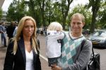 Amsterdam 6 juni 2006
Vertrek Nederlands elftal vanaf het hilton in Amsterdam naar WK.
Tim de Cler met vriendin Charlotte en hun zoontje