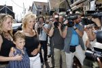 Volendam 12 juni 2007
Surprise feestje Annie Schilder in cafe Centraal. Annie met haar zoon en dochter