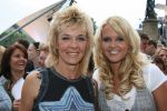 Tilburg, 12 Juni 2007
TROS Zomertoer op de Heuvel
Anny Schilder      
Annie Schilder met Monique Smit