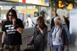 Schiphol 6 juni 2007
Thiery Duval Belinda Meuldijk en haar moeder op schiphol. Ze gaan naar haar vader toe die 85 jaar oud wordt in Spanje. Ze krijgen over de telefoon te horen dat ze de rechtzaak tegen prive gewonnen hebben. Thiery draagt t shirt met naam advocaat.