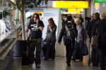 Schiphol 6 juni 2007
Thiery Duval Belinda Meuldijk en haar moeder op schiphol. Ze gaan naar haar vader toe die 85 jaar oud wordt in Spanje. Ze krijgen over de telefoon te horen dat ze de rechtzaak tegen prive gewonnen hebben. Thiery draagt t shirt met naam advocaat.