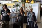 Schiphol 6 juni 2007
Thiery Duval Belinda Meuldijk en haar moeder op schiphol. Ze gaan naar haar vader toe die 85 jaar oud wordt in Spanje. Ze krijgen over de telefoon te horen dat ze de rechtzaak tegen prive gewonnen hebben. Thiery draagt t shirt met naam advocaat.